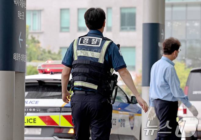 서울 종로구 서울대병원에서 관할 파출소 경찰관이 순찰을 하고 있다. 2024.7.2/뉴스1 ⓒ News1 장수영 기자