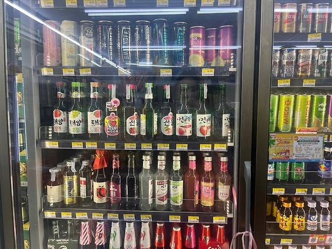 태국 방콕 편의점에 현지에서 생산한 (왼쪽부터)태양 소주, 선물 소주, 건배 소주가 진열돼 있는 모습.