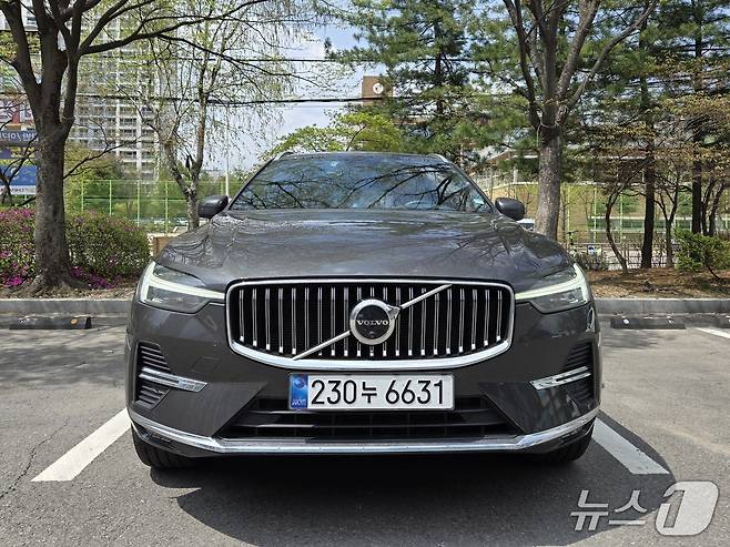 볼보자동차의 중형 스포츠유틸리티차(SUV) 'XC60' 전면부 모습. 2025.04.21/뉴스1 김성식 기자