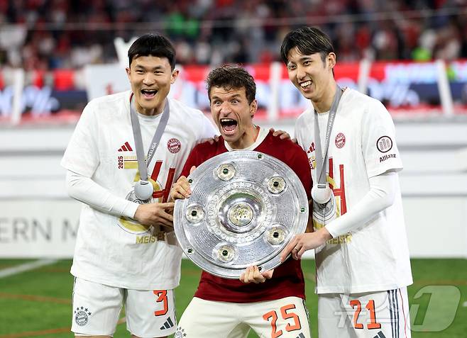 김민재(왼쪽부터)와 토마스 뮐러, 이토 히로키가 독일 분데스리가 우승 시상식에서 함께 기뻐하고 있다. ⓒ 로이터=뉴스1