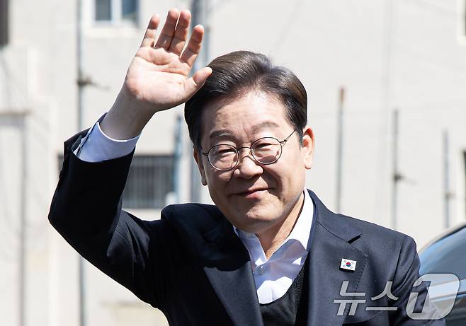 경청투어에 나선 이재명 더불어민주당 대통령 후보가 10일 오전 경남 창녕군 창녕읍 창녕정기시장에 도착한 후 시민들을 향해 인사하고 있다. 2025.5.10/뉴스1 ⓒ News1 이재명 기자