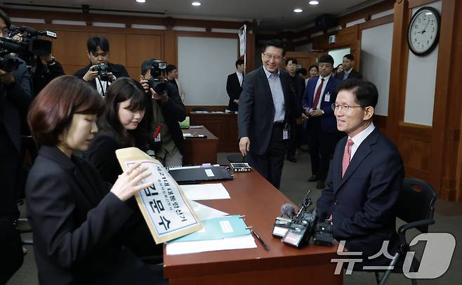 김문수 국민의힘 대통령 후보가 11일 오전 경기 과천시 중앙선거관리위원회에서 제21대 대통령선거 후보자 등록을 하고 있다. (공동취재) 2025.5.11/뉴스1 ⓒ News1 오대일 기자