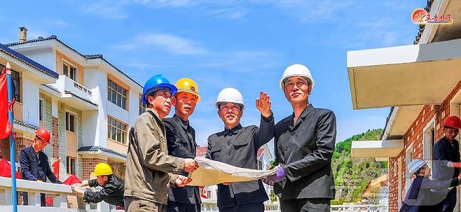 (평양 노동신문=뉴스1) = 북한 노동당 기관지 노동신문은 11일 "올해도 각지에서 농촌 살림집(주택) 건설이 본격적으로 추진되는 속에 많은 살림집들이 준공을 앞두고 있다＂라고 보도했다. [국내에서만 사용가능. 재배포 금지. DB 금지. For Use Only in the Republic of Korea. Redistribution Prohibited] rodongphoto@news1.kr