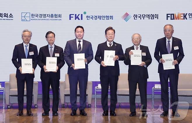 이재명 더불어민주당 대선후보가 지난 8일 서울 중구 대한상공회의소에서 열린 경제5단체 간담회에서 경제5단체장들에게 정책 제언집을 전달 받은 후 기념촬영을 한 모습<자료사진> 왼쪽부터 최진식 한국중견기업연합회장, 윤진식 한국무역협회장, 최태원 대한상공회의소 회장, 이재명 후보, 손경식 한국경영자총협회장, 류진 한국경제인협회장. 2025.5.8/뉴스1 ⓒ News1 국회사진취재단