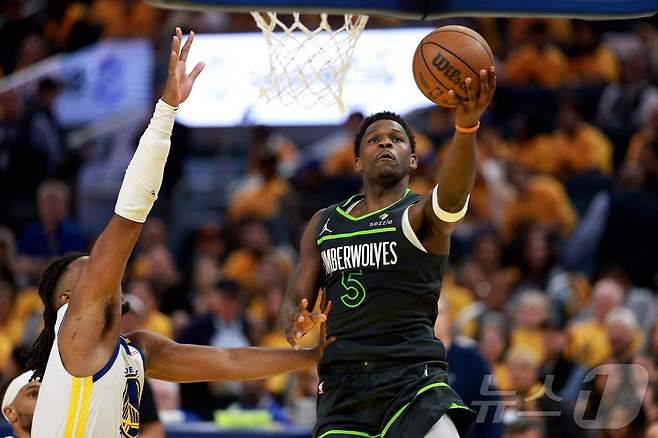 미네소타 팀버울브스의 앤서니 에드워즈가 11일(한국시간) 열린 2024-25 NBA 서부 콘퍼런스 플레이오프 2라운드 골든스테이트 워리어스와 3차전에서 팀 승리를 이끌었다. ⓒ AFP=뉴스1