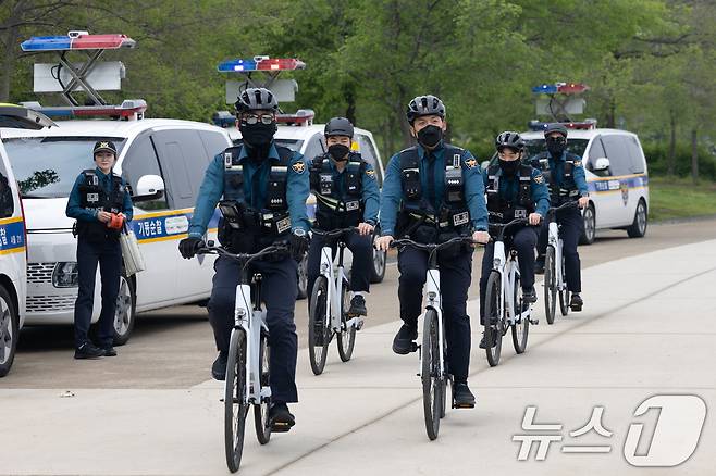 11일 서울 여의도 한강공원에서 서울경찰청 기동대원들이 전기자전거를 타고 순찰을 하고 있다.  2025.5.11/뉴스1 ⓒ News1 이승배 기자