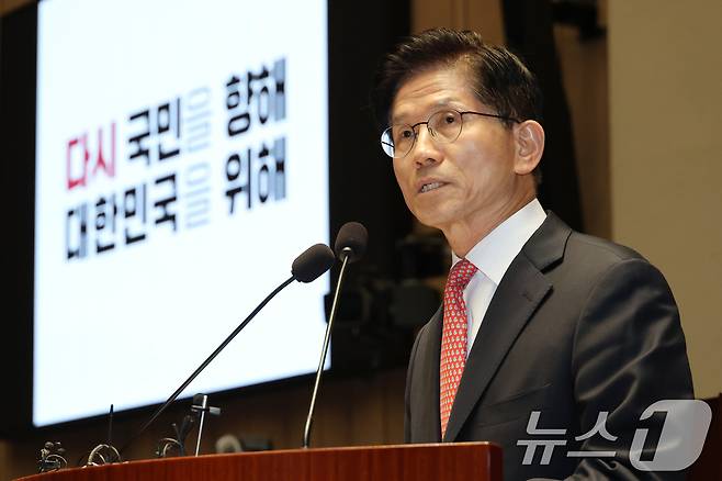 김문수 국민의힘 대통령 후보가 11일 오후 서울 여의도 국회에서 열린 의원총회에서 인사말을 하고 있다. 2025.5.11/뉴스1 ⓒ News1 이광호 기자