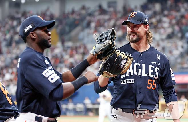 11일 서울 구로구 고척스카이돔에서 열린 '2025 신한 SOL뱅크 KBO리그' 한화 이글스와 키움 히어로즈의 경기, 한화 선발 와이스가 3회말 2사 키움 송성문을 중견수 플라이로 아웃시킨 후 중견수 플로리얼과 글러브를 맞대고 있다. 2025.5.11/뉴스1 ⓒ News1 김성진 기자