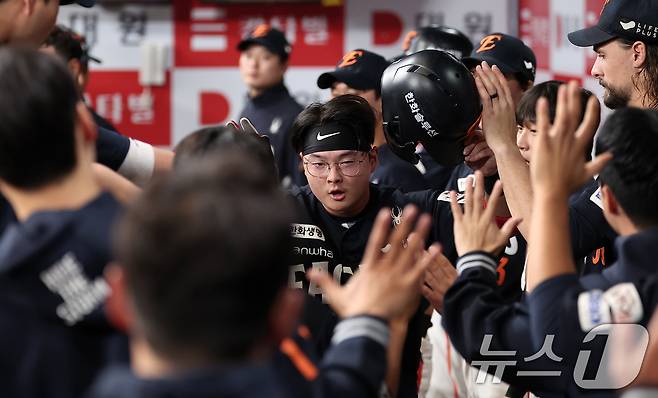 11일 서울 구로구 고척스카이돔에서 열린 '2025 신한 SOL뱅크 KBO리그' 한화 이글스와 키움 히어로즈의 경기, 한화 이도윤이 3회초 2사 1,3루 상황에서 1루주자 문현빈의 2루 도루 때 공이 빠지자 선취 득점을 올린 후 더그아웃에서 하이파이브를 하고 있다. 2025.5.11/뉴스1 ⓒ News1 김성진 기자