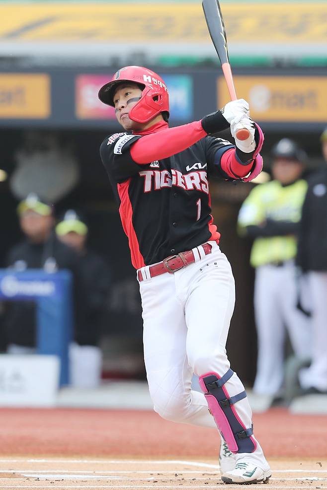 KIA 박찬호가 10일 인천SSG랜더스필드에서 열린 2025 KBO리그 정규시즌 SSG전서 2루타를 치고 있다. 사진 | KIA 타이거즈