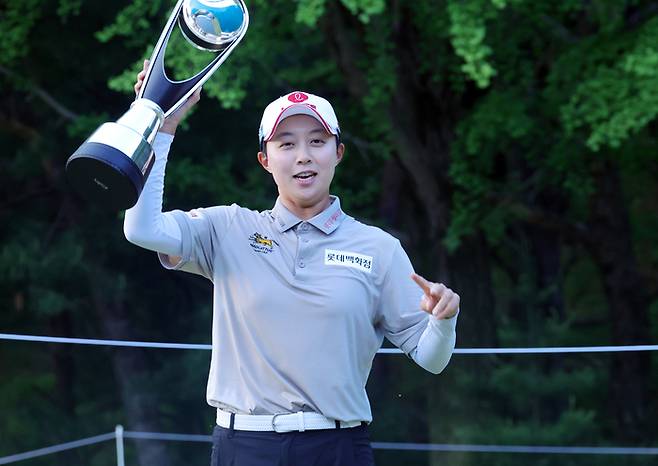 11일 경기도 고양시 뉴코리아CC에서 열린 레이디스 유러피언투어(LET) 아람코 챔피언십에서 우승한 김효주가 트로피를 한 손으로 들어 올리고 있다. 사진 | 연합뉴스