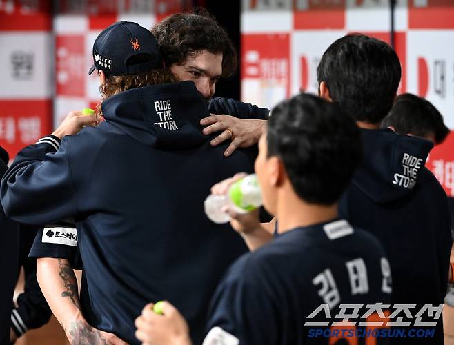 10일 고척스카이돔에서 열린 한화와 키움의 경기, 6회말 투구를 마친 한화 폰세가 선발진과 뜨거운 포옹을 나누고 있다. 고척=허상욱 기자wook@sportschosun.com/2025.05.10/