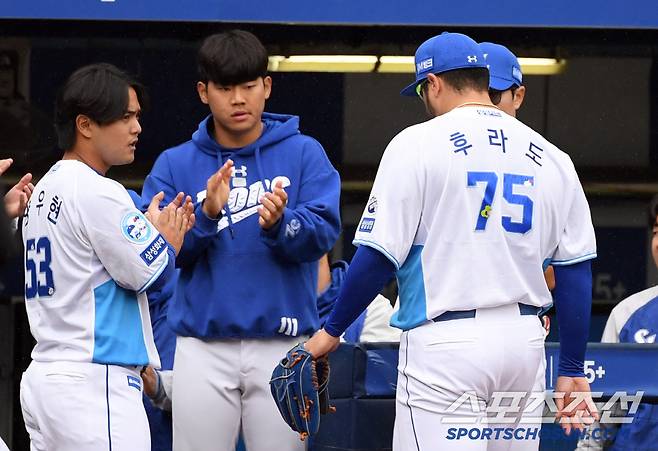 동료들의 위로에도 고개를 떨군 채 더그아웃으로 향한 후라도.