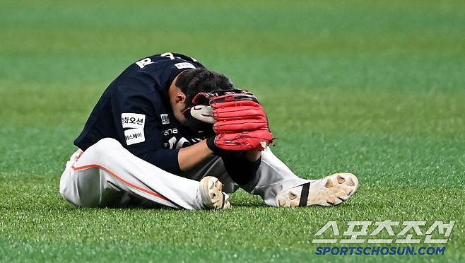 타구를 잡아낸 후 안도하는 이상혁