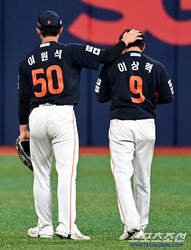 이상혁의 머리를 쓰다듬는 이원석의 따듯한 손길