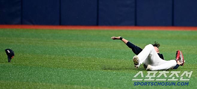 최주환의 타구를 낚아채는데 성공한 이상혁