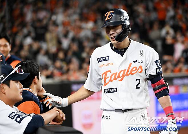 29일 대전한화생명볼파크에서 열린 LG와 한화의 경기, 4회말 한화 심우준이 역전 솔로홈런을 치고 더그아웃 동료들의 무관심 세리머니를 받고 있다. 대전=허상욱 기자wook@sportschosun.com/2025.04.29/