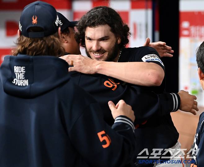 10일 고척스카이돔에서 열린 한화와 키움의 경기, 6회말 투구를 마친 한화 폰세가 류현진과 포옹을 하고 있다. 고척=허상욱 기자wook@sportschosun.com/2025.05.10/