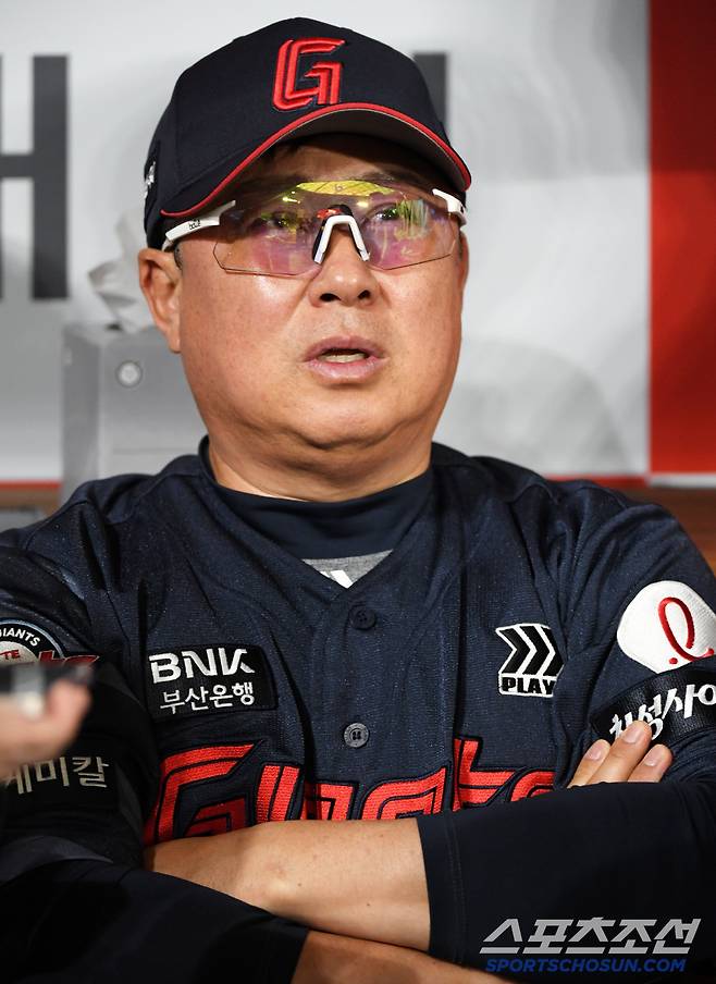 30일 서울 고척스카이돔에서 열린 키움 히어로즈와 롯데 자이언츠의 경기. 롯데 김태형 감독이 인터뷰를 하고 있다. 고척=박재만 기자 pjm@sportschosun.com/2025.04.30/