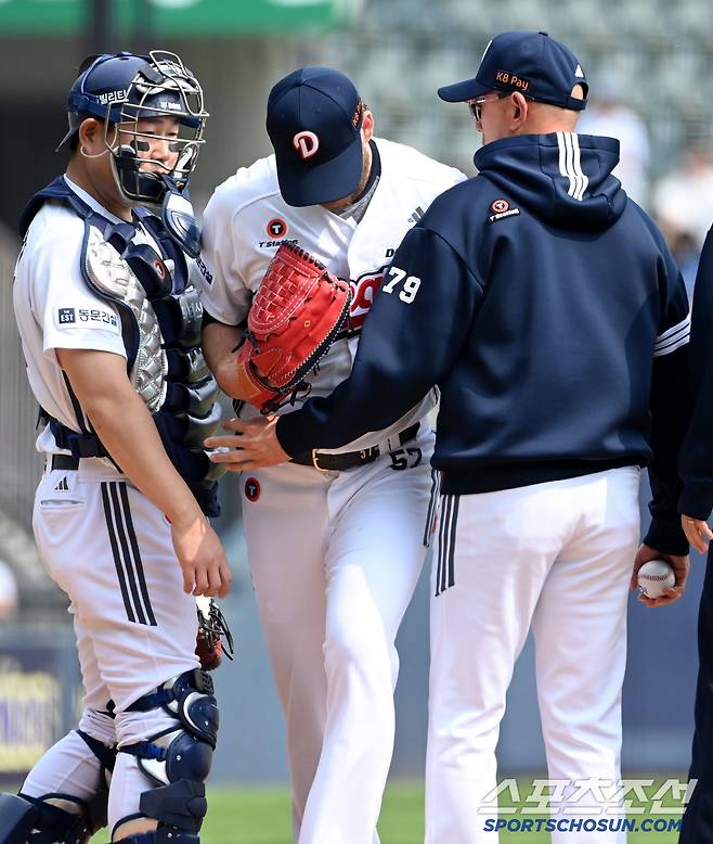 11일 잠실야구장에서 열린 NC와 두산의 더블헤더 1차전, 3회초 두산 콜어빈이 교체되며 마운드를 내려가고 있다. 잠실=허상욱 기자wook@sportschosun.com/2025.05.11/