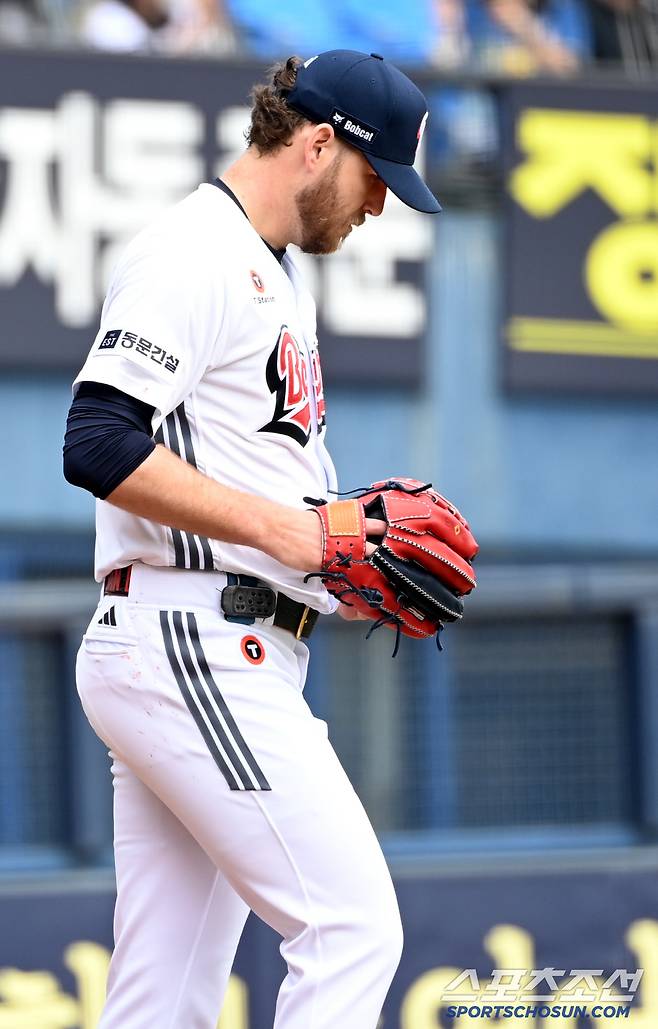 11일 잠실야구장에서 열린 NC와 두산의 더블헤더 1차전, 두산 콜어빈이 2회초 2사 만루 NC 한석현에 2타점 2루타를 내주며 아쉬워하고 있다. 잠실=허상욱 기자wook@sportschosun.com/2025.05.11/