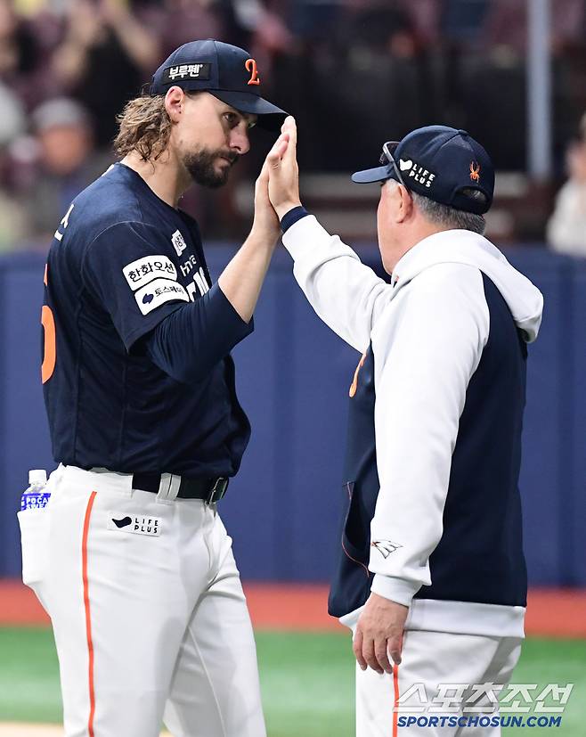 11일 고척돔에서 열린 KBO리그 키움과 한화의 경기. 한화가 키움을 잡고 12연승을 질주했다. 경기 종료 후 김경문 감독과 하이파이브를 나누고 있는 와이스. 고척=송정헌 기자songs@sportschosun.com/2025.05.11/