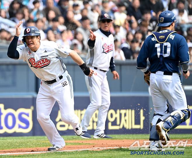 11일 잠실야구장에서 열린 NC와 두산의 더블헤더 1차전, 1회말 1사 2,3루 두산 오명진의 내야땅볼때 협살에 걸린 3루주자 김재환이 NC 유격수 김주원의 송구 실책에 홈으로 내달리고 있다. 잠실=허상욱 기자wook@sportschosun.com/2025.05.11/