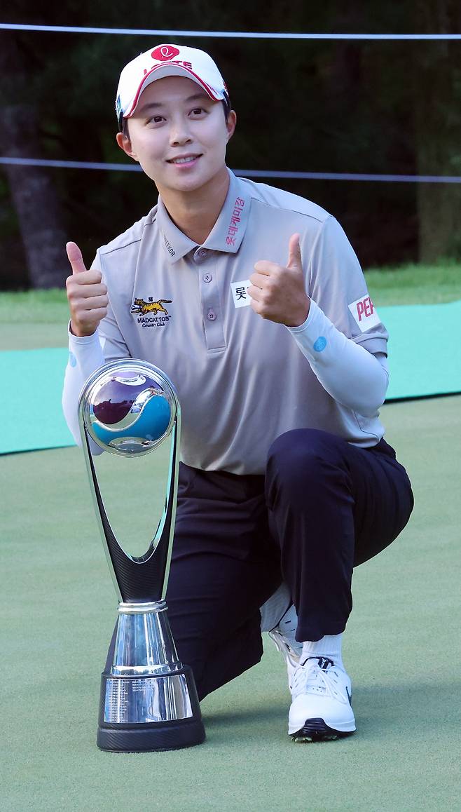 김효주, 유럽여자골프 아람코 챔피언십 2연패

    (고양=연합뉴스) 김병만 기자 = 11일 경기도 고양시 뉴코리아CC에서 열린 레이디스 유러피언투어(LET) 아람코 챔피언십에서 우승한 김효주가 2연패 포즈를 취하고 있다. 

    2025.5.11

    kimb01@yna.co.kr

(끝)





<저작권자(c) 연합뉴스, 무단 전재-재배포, AI 학습 및 활용 금지>