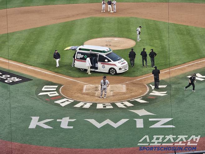 롯데 유격수 이호준이 헤드샷 사구에 맞은 뒤 구급차에 실려 이송되고 있다. 김영록 기자