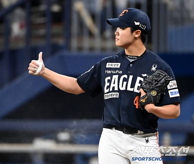 10일 고척스카이돔에서 열린 한화와 키움의 경기, 9회말 한화 정우주가 키움 최주환의 안타성 타구를 잡아낸 중견수 이상혁에 엄지 척을 선사하고 있다. 고척=허상욱 기자wook@sportschosun.com/2025.05.10/