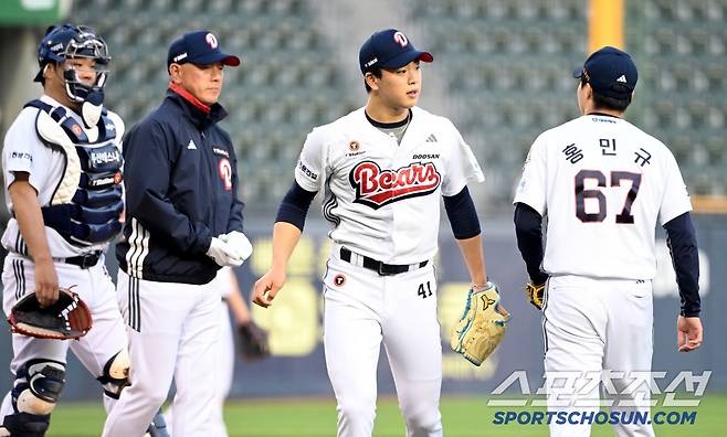 11일 잠실야구장에서 열린 NC와 두산의 더블헤더 2차전, 3회초 두산 최준호가 마운드를 내려가고 있다. 잠실=허상욱 기자wook@sportschosun.com/2025.05.11/
