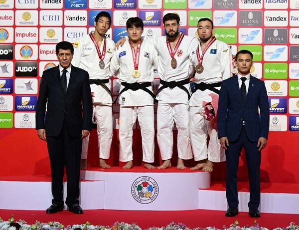 그랜드슬램 우승에 성공한 이준환(왼쪽에서 두 번째). ⓒ국제 유도연맹(IJF)