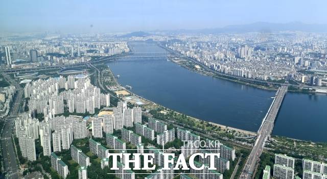 이재명 후보는 지난 대선 공약이었던 국토보유세에 대해서는 "수용성이 너무 떨어진다. (대선 때도) 표 떨어지고 별로 도움이 안 됐다"며 사실상 철회 입장을 밝혔다. /더팩트 DB