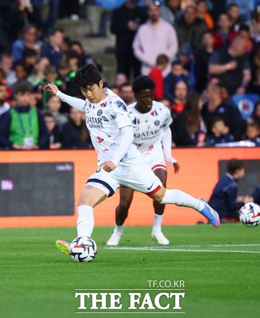 '골든 보이' 이강인이 11일 몽펠리에와 2024~2025 프랑스 리그1 33라운드 경기에 앞서 슈팅 연습을 하고 있다. 이강인은 이날 세 달 만에 풀타임을 소화했으나 공격 포인트를 기록하지 못했다./PSG