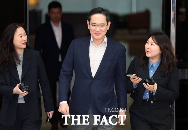 일본 출장을 마친 이재용 삼성전자 회장이 지난달 9일 서울 강서구 김포비즈니스항공센터(SGBAC)로 귀국하고 있다. /뉴시스