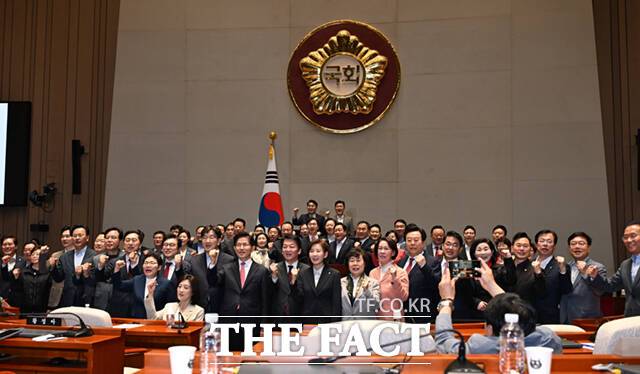김문수 국민의힘 대선후보가 11일 오후 서울 여의도 국회에서 열린 의원총회에 참석해 의원들과 대선 승리를 기원하며 기념촬영하고 있다. /이새롬 기자