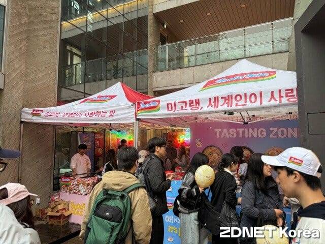 팝업스토어 관람객들이 입장을 기다리고 있다