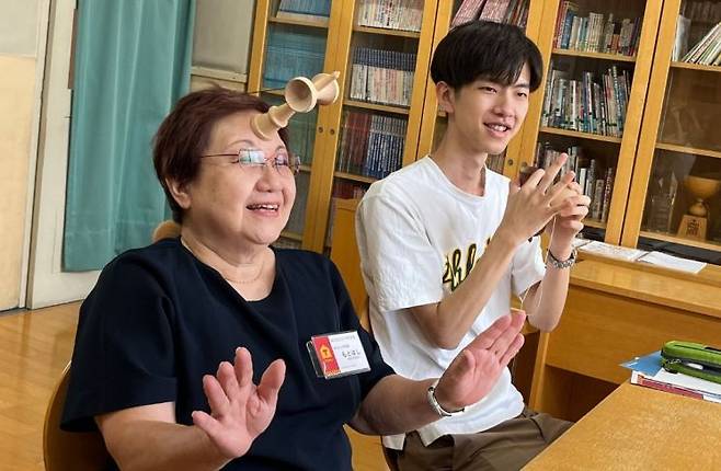 일본 도쿄 장난감박물관에서는 아이들의 놀이를 돕는 노인 자원봉사자를 볼 수 있다. 도쿄 장난감박물관 홈페이지