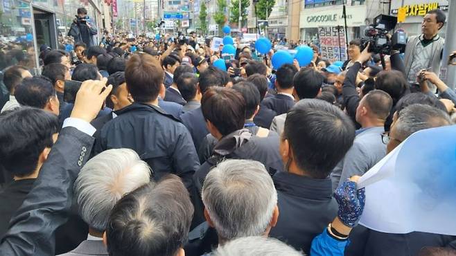 이재명 더불어민주당 대선 후보가 11일 오전 전남 화순을 찾아 수천명의 지지자들에게 둘러싸인 채 거리 순회를 하고 있다. 심진석 기자