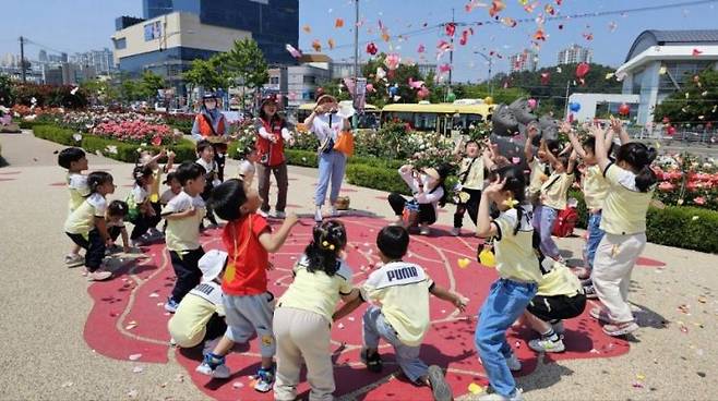 지난해 장미체험프로그램 운영 모습. 포항시 제공
