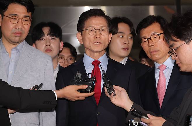 국민의힘 김문수 대선 후보가 10일 서울 양천구 서울남부지방법원에서 열린 당의 후보 선출 취소 가처분신청 사건 심문 기일에 출석한 뒤 법정을 나서며 발언하고 있다./연합뉴스