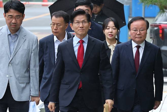 국민의힘으로부터 대통령선거 후보 자격이 취소된 김문수 후보가 10일 오후 서울 양천구 남부지방법원에서 열린 후보 선출취소 효력정지 가처분 심문기일에 출석하고 있다./뉴스1