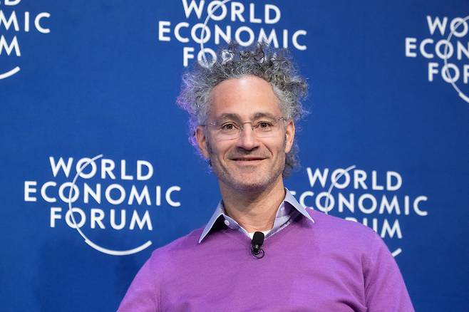 알렉스 카프가 2022년 5월 25일 스위스 다보스에서 열린 세계경제포럼(WEF)에서 토론회에 참석한 모습. /로이터 뉴스1