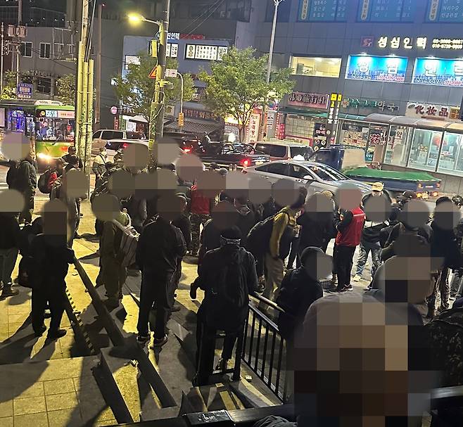 지난달 30일 새벽 수도권 최대 건설 인력시장이 열리는 서울 남구로역. 일을 구하러 나온 일용직 근로자들이 인도에 가득 찼다. /김명일 기자