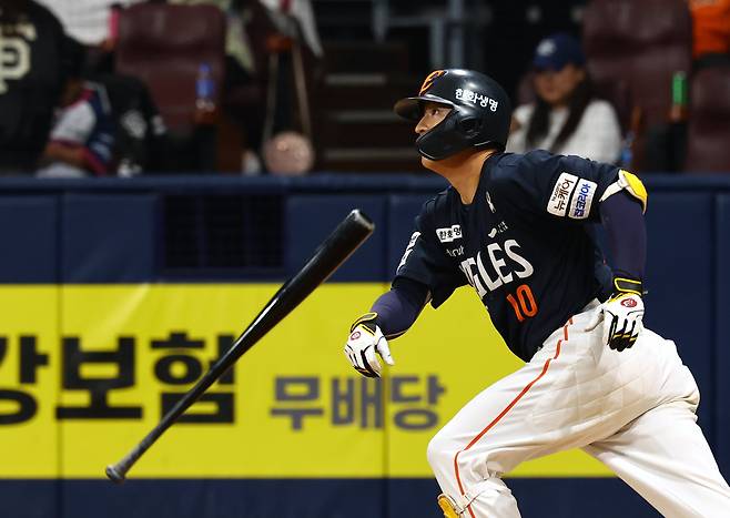 11일 서울 고척에서 열린 프로야구 한화와 키움의 경기, 6회초 한화 이진영이 솔로 홈런을 치고 있다. /뉴시스