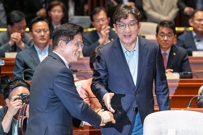 2025년 5월 11일 오후 서울 여의도 국회의사당에서 국민의힘 의원총회가 열리면서 김문수 국민의힘 대선후보가 권성동 원내대표의 안내를 받고 있다. /장련성 기자