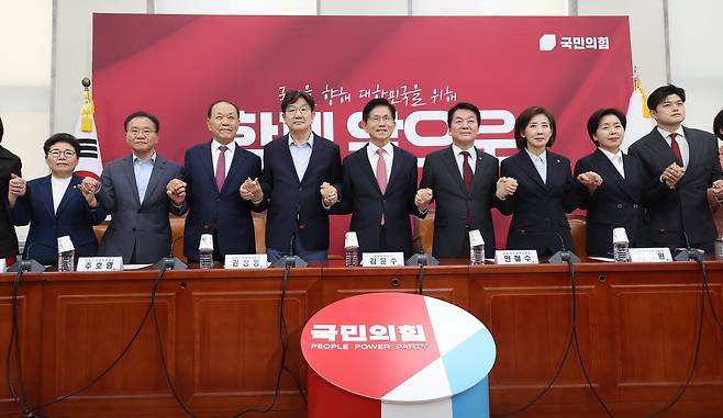 국민의힘 김문수 대선 후보가 11일 서울 여의도 국회에서 열린 중앙선거대책위원회 첫 회의에서 권성동 원내대표 등과 기념촬영하고 있다. /연합뉴스