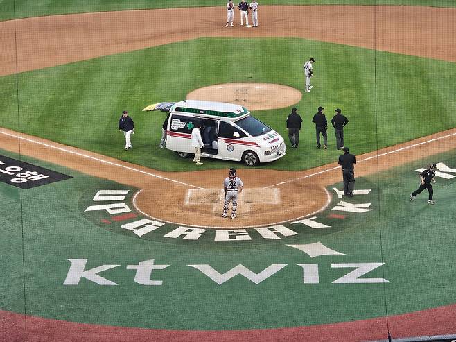 11일 수원에서 열린 롯데와 KT 경기. 롯데 유격수 이호준이 구급차로 이송돼고 있다./김영록 스포츠조선 기자