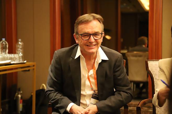 4월 29일 서울 소공동 롯데호텔에서 만난 크리스 앤더슨(Chris Anderson) 테드(TED) 대표가 테드의 철학에 대해 설명하고 있다./한국원자력산업협회 제공