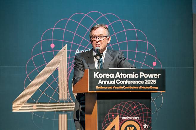 크리스 앤더슨(Chris Anderson) 테드(TED) 대표가 4월 29일 한국원자력연차대회에서 기조연설을 하고 있다. / 한국원자력산업협회 제공